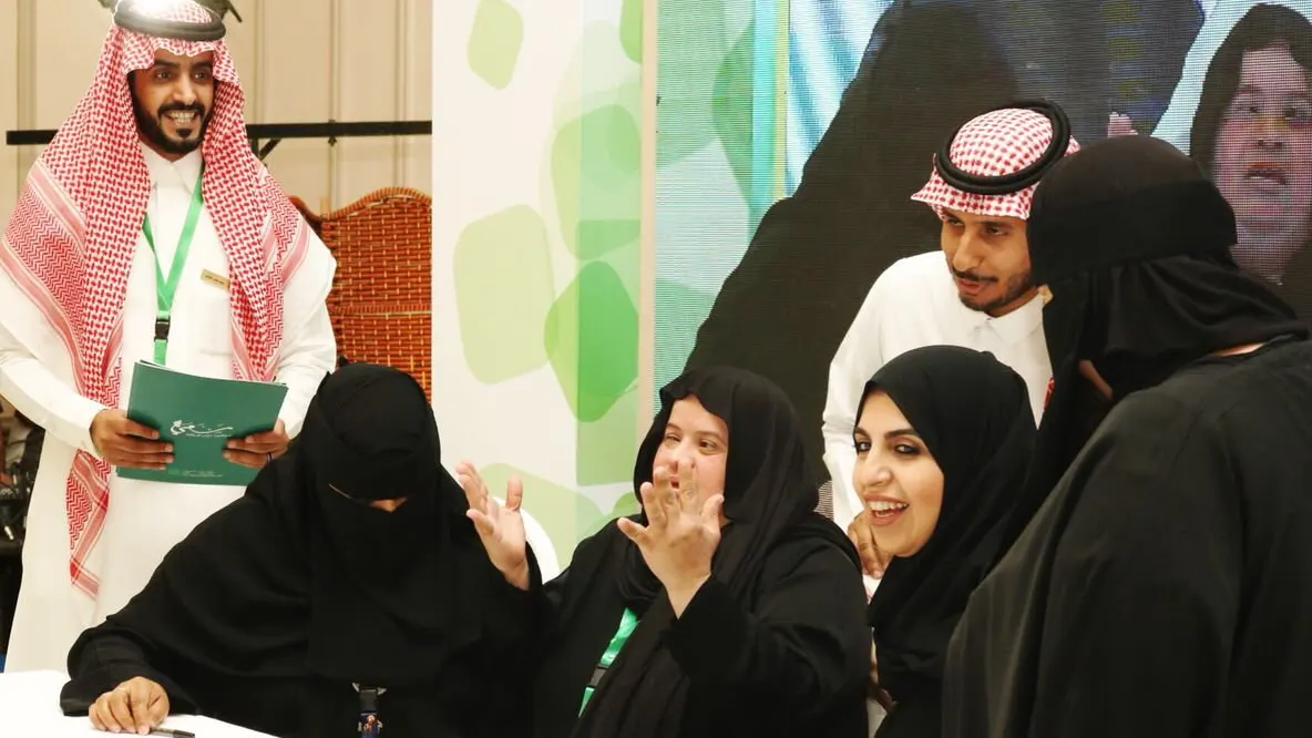 سيدات يتبادلن الحديث والضحك حول طاولة خلال لقاء تدريبي