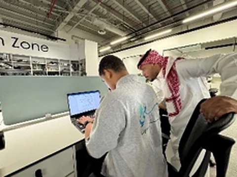 مشاركون في برنامج صيف سعي يعملون على الحاسب في بيئة عمل